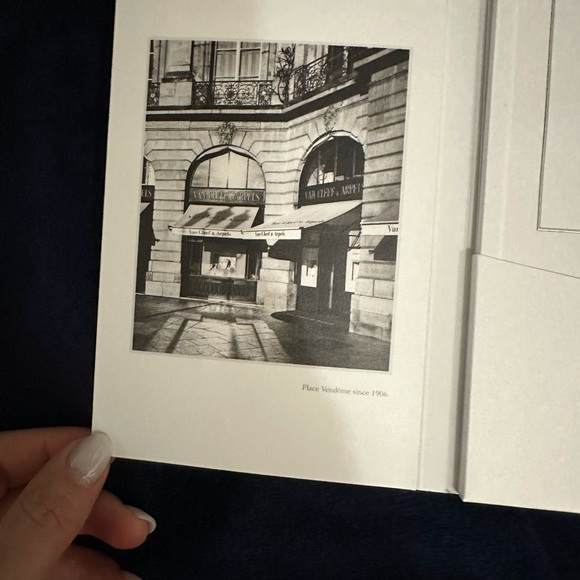 Van Cleef & Arpels Booklet new - Picture 5 of 11